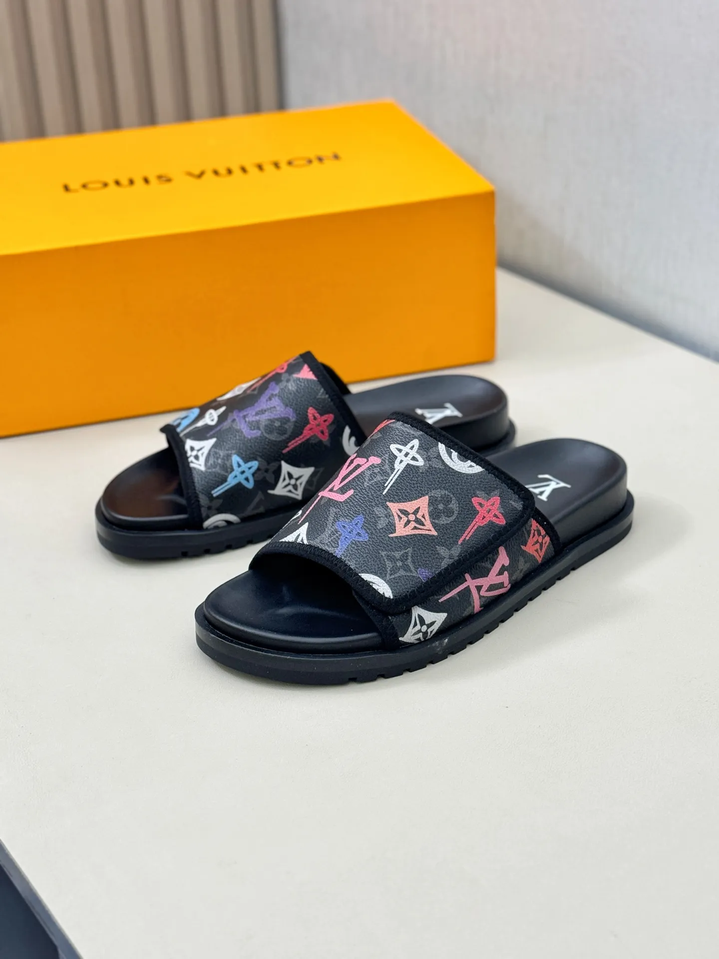 [L Home] P: 340💰Size: 38-45 Top purchasing agent lv men's summer slippers, classic presbyopia with Velcro, soft real leather lining, unique color splicing effect, distinctive personality, fashionable and trendy essential style, light and comfortable. Lightweight and tough rubber insole, micro ridged foam outsole, super comfortable!